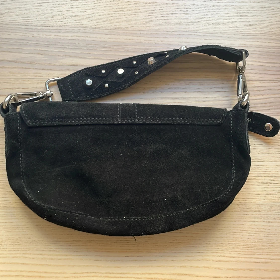 Svart axelväska ÄKTA läder med nitar från Unlimit! - 1