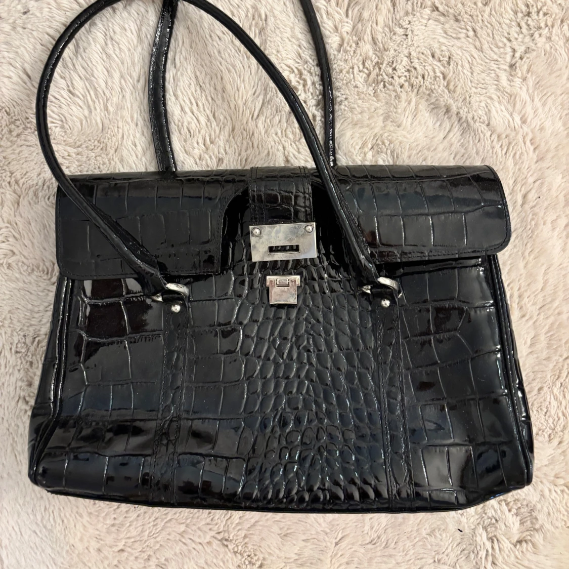 Svart axelväska i syntet - 2