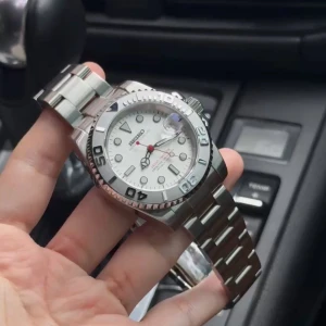 Seiko Yachtmaster Mod Vit - Seiko Mod Yachtmaster är inspirerad av den klassiska Yachtmaster-designen och drivs av Seiko NH35 automatisk rörelse. En 40 mm klocka som kombinerar lyx, hållbarhet och prisvärdhet.  Funktioner: • Diameter: 40 mm • Rörelse: Seiko NH35 automatisk • Tjocklek: 12 mm • Glas: Safir, rep-resistent • Luminova: Ja • Material: 316L rostfritt stål • Bezel: Keramik • Armband: 316L stål med säkerhetslås • Vattentålig: 3 ATM