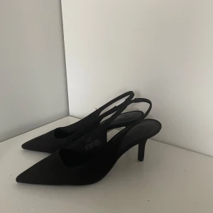 Slingback pumps  -  Säljer dessa jättefina klackskor ifrån H&M klackskorna är i nyskick och prislappen finns kvar 💞