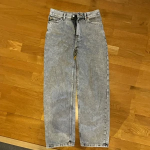 Weekday galaxy jeans grå - Grås jeans från weekday modell galaxy,  felfritt och i bra skick. Storlek 26:30