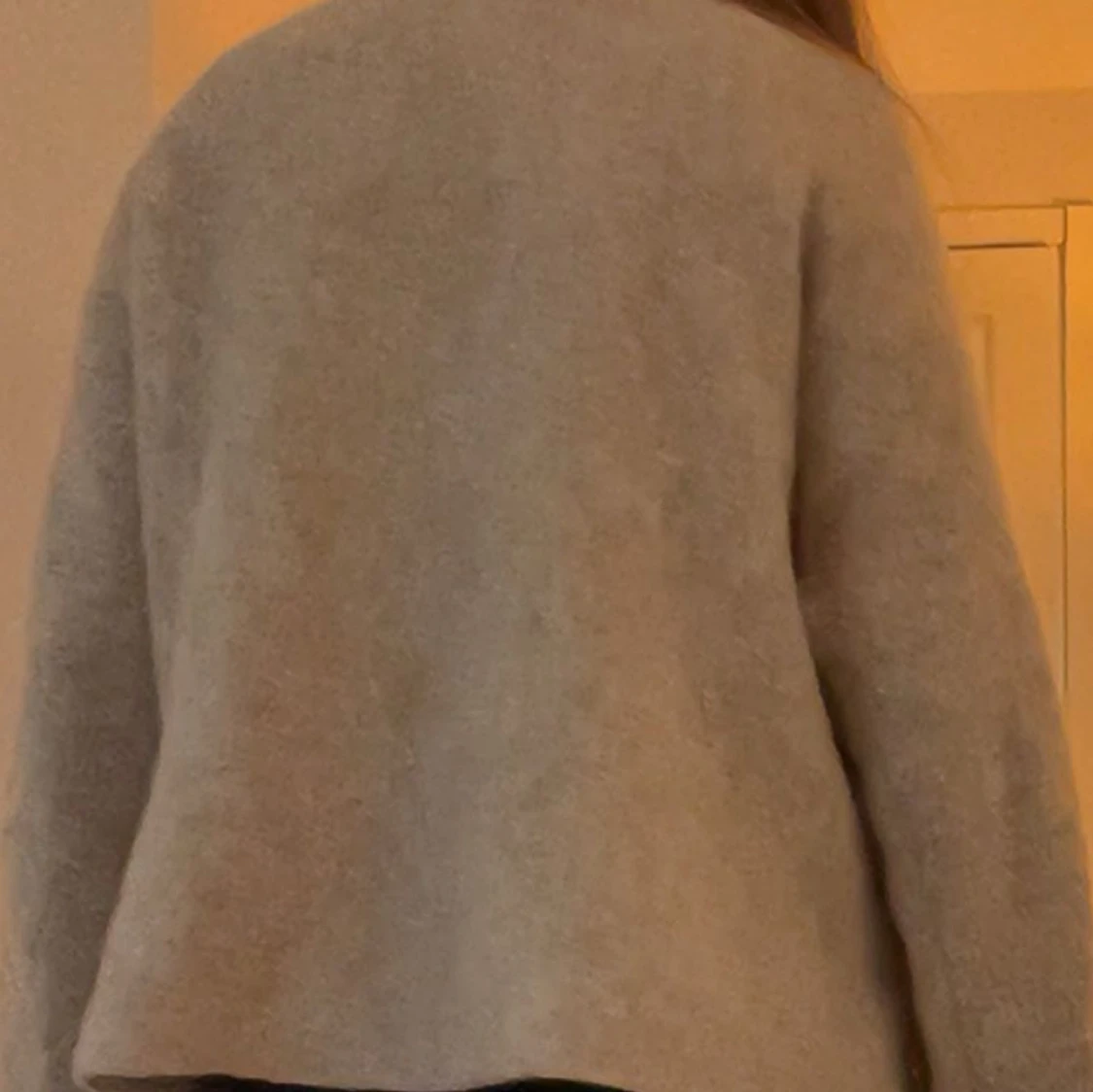 Beige stickad tröja med rosett detalj - 2