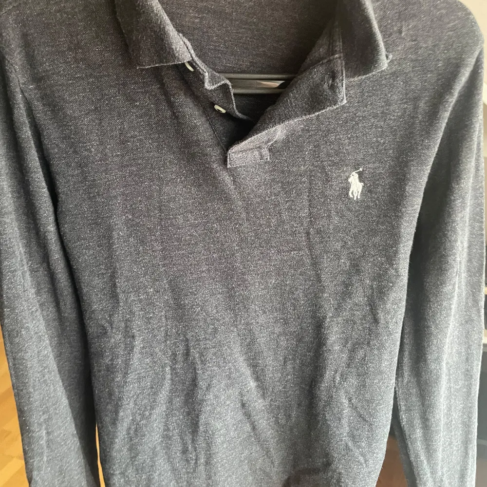 Grå, nyskick. Köptes för 1000kr knappt använd!. Neuletakit & Villapaidat.