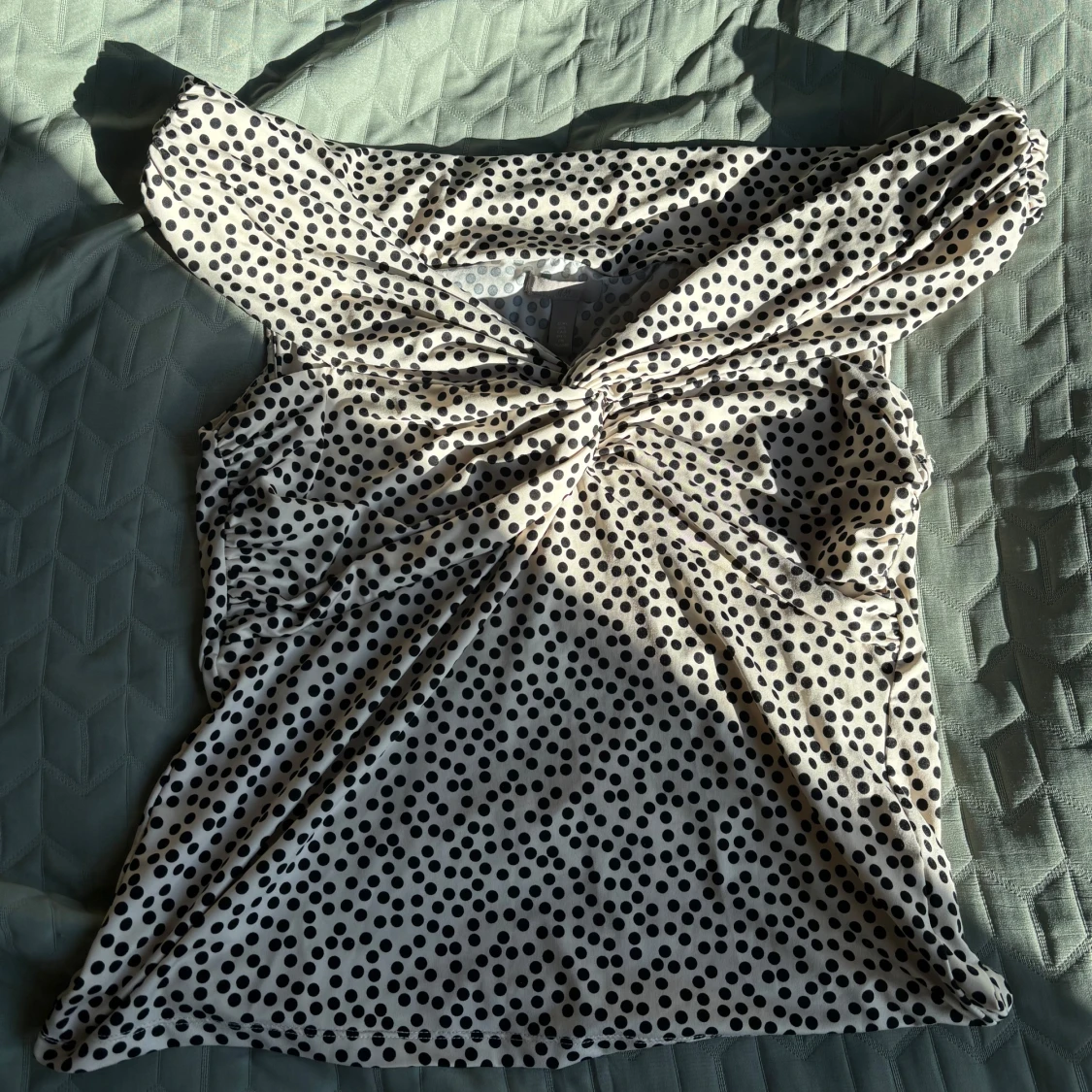 Prickig offshoulder topp  - 1