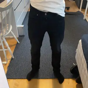 Säljer nu dessa sjukt snygga Nudie jeans i modellen ”Grim tim ” De är endast använda 1 gång så de är i nyskick! Populäraste modellen och sjukt snygg wash! Skriv vid funderingar 🙌🤝