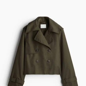 Olivgrön trenchcoat - Snygg olivgrön trenchcoat med dubbelknäppning och klassisk krage. Den är i storlek XL med Lappen kvar men passar mig som XS/S bra och blir bara lite oversize (kan skicka mer bilder om de behövs) 😇😊 Köpte nypris för 450kr ❤️