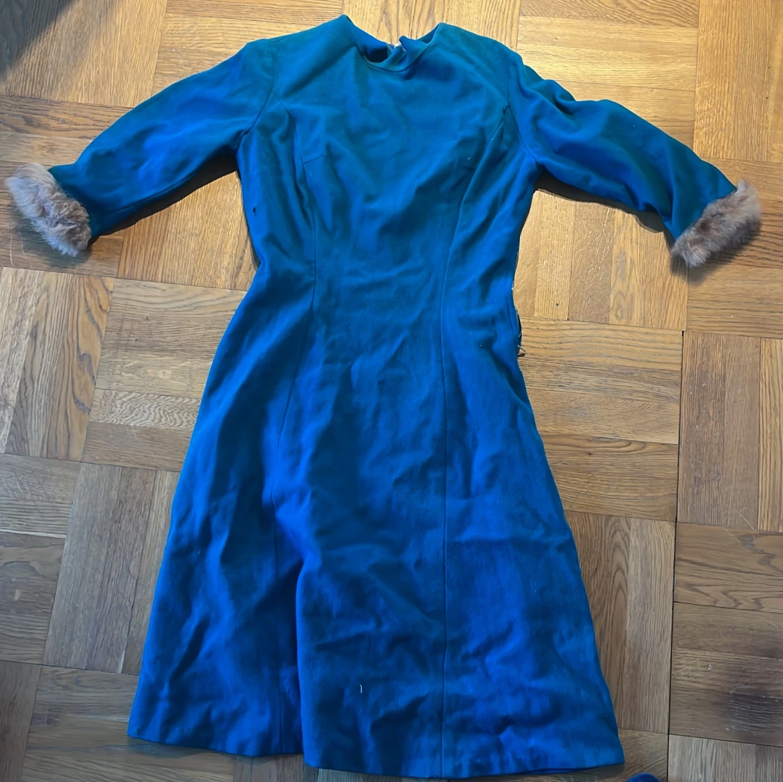 Blå klänning med pälsdetaljer från Charlotta Modeller - 1