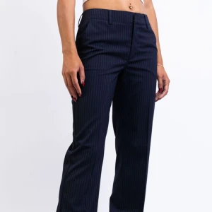 Mörkblå randiga kostymbyxor - Snygga mörkblå kostymbyxor från Madlady. Byxorna har en klassisk passform med låg midja och raka ben. Perfekta för en stilren look. Längden är X-TALL och släpar i marken för mig som är 178!❣️