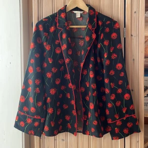 Svart blommig kavaj - Oversized för att vara storlek 34