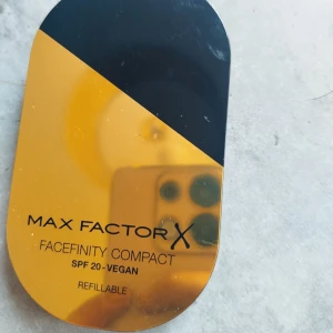 Max Factor Facefinity Compact Foundation - Max Factor Facefinity Compact Foundation i nyansen 003 Natural Rose. Denna kompakta foundation har SPF 20 och är vegansk. Den är refillbar och kommer med en spegel och applikator för enkel applicering. Oanvänd såklart ny pris 219:- 
