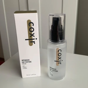 Coxir Intensive EGF Peptide Serum - Coxir Intensive EGF Peptide Serum i en stilren flaska med pump. Innehåller 50 ml av ett serum som är berikat med peptider och EGF för att ge huden en intensiv boost. Perfekt för att återfukta och förbättra hudens elasticitet.