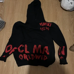 Svart Hoodie - sparsamt använd, tvättas självklart innan den ska skickas.