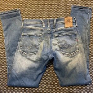 Replay anbass - Säljer dessa feta replay jeans för ett galet pris. Nypris:ca 1500kr| vårat pris: 520!!! Inga defekter och är i mycket bra skick. Storlek W28 L32 men kan passa större i midjan. Hör gärna av er vid eventuella frågor🙌😉