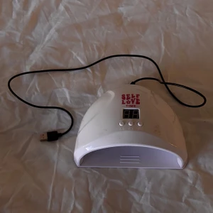 Uv lampa  - UV lampa för gel naglar med sladd. Fungerar mycket bra och säljer för att jag inte gör egna naglar längre. Köptes för 400kr.