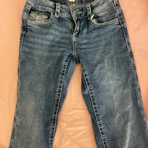 Blå jeans från Gina Tricot - Snygga blå jeans från Gina Tricot med broderade detaljer på bakfickorna. De är lågmidjade och bootcut och sitter skit snyggt!