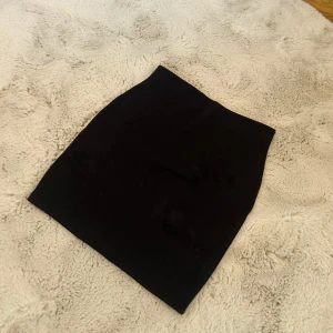 Svart tight kjol - Enkel och stilren svart tight kjol med rak passform. Kjolen är kort och passar perfekt till många olika outfits. Klassisk design utan synliga detaljer eller mönster.🩷 Köparen står för frakt och priset går alltid att diskutera!