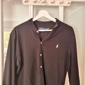 Skjorta Polo Ralph Lauren - En skjorta utan krage från polo Ralph lauren