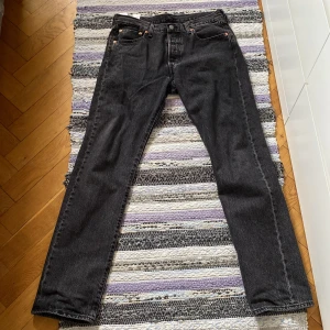Gråa Levi's 501 jeans - Säljer ett par gråa stonewash Levi's 501 jeans. Inköpta för cirka 5 månader sen, använt 2-3 gånger. Byxorna har inga defekter.