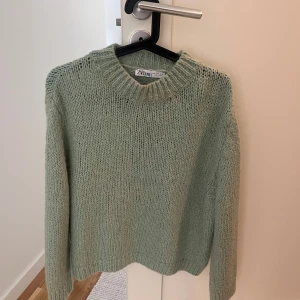 Ljusgrön stickad tröja från Zara - Mysig ljusgrön stickad tröja från Zara med rund halsringning och långa ärmar. Så fin färg till sommaren!