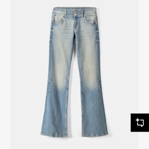Bootcut jeans i ljusblå denim från Bershka - Säljer ett par ljusblå bootcut jeans från Bershka. Jeansen har en lätt tvättad look och är tillverkade i denim med normal passform. Jeansen är slutsålda på många sidor, nypris ligger på 429. De är i fint skick.PRIS KAN DISKUTERAS!