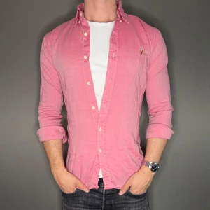 Ralph lauren skjorta - Hej säljer nu min fina Ralph lauren skjorta i storlek S. Den är i nyskick och kommer vara otroligt snygg nu i vår och framåt sommaren. Nypris cirka 1600kr! Vi kommer att sälja liknande produkter nu i vår och närmare sommar så glöm inte följa profilen!🌊🍾