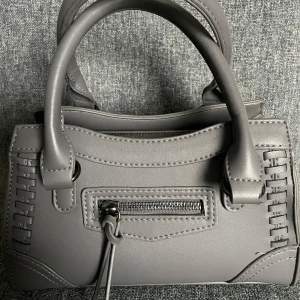 Handväska Gina Tricot  - superfin grå handväska från Gina Tricot ❣️