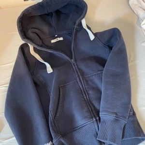 Russemerch zip hoddie - Säljer min mörkblåa zip hoddie från russemerch, knappt använt och är helt som ny 