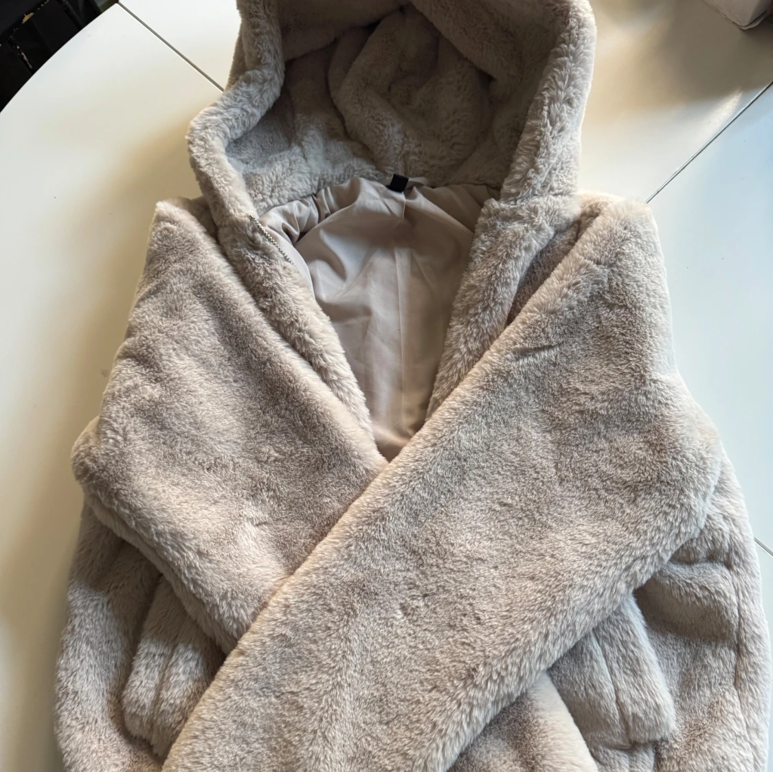 Beige pälsjacka med huva från HM - 2