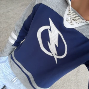 Tampa Bay Lightning hoodie⚡️ - Säljer en fet TB Lightning hoodie! Det är junior storlek XL så sitter som S/M! 