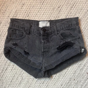 OneTeaspoon shorts  - Säljer ett par gråa vintage långmidjade jeansshorts från OneTeaspoon med slitningar. Storlek 22 och ca 38cm rakt över midjan!! 💕