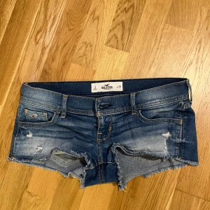 Blå jeansshorts från Hollister - Skitsnygga låfmidjade shorts från hollister, i storlek w26💕💕