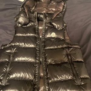 Moncler väst - Ny skick, storlek 3 men sitter som M-S, kan gå ner i pris vid snabb affär, kan gå med på byten💫