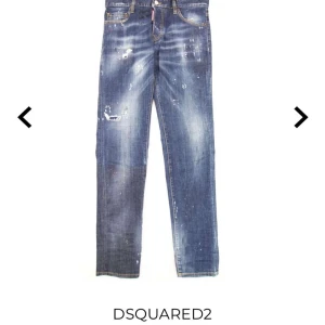 Blå jeansbyxor från DSQUARED2 - Säljer ett par blå jeansbyxor från DSQUARED2 med slitna detaljer och ljusa partier. Klassisk femficksmodell med knappgylf och raka ben. Perfekta för dig som gillar en cool och avslappnad stil.