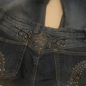 y2k jeans borderade - (KÖP VIA EN ANNAN ANNONS I PROFIL FÖR GRATTIS FRAKTT😍)Säljer ett par jeans från sky jeans as snygga men för stora för mig💔 dom är i stolek 44. dom är ljusare vid benen och bak, några pärlor har gått av men det syns inte iaf inget man tänker på! skulle säga de är en straight modell men på mig är dom mer Flare! Skriv vid frågor