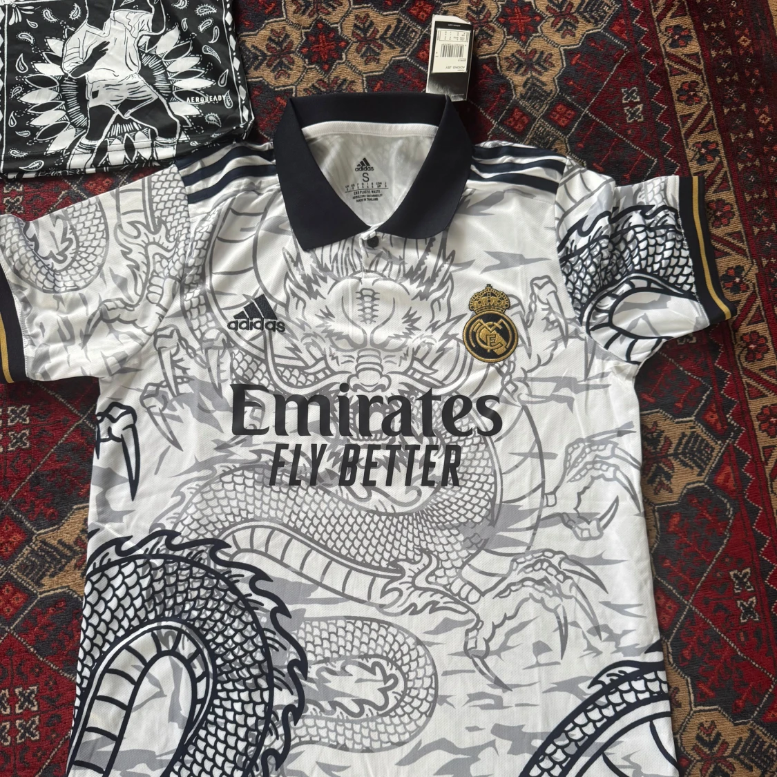 Real Madrid x Adidas drakmönstrad fotbollströja
