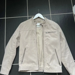 Beige mockajacka från Jack & Jones - Säljer en helt ny stilren beige jacka från Jack&Jones. Storlek M