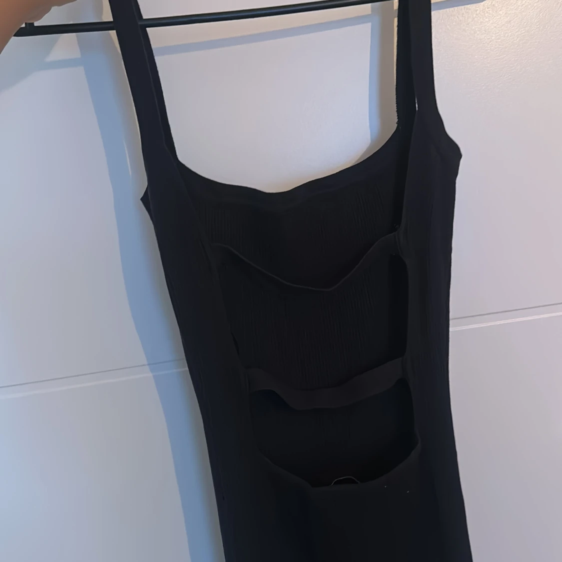 Svart klänning med öppen rygg - 92