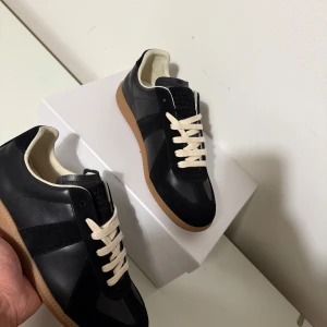 Maison margiela  - Säljer ett par maison marigela i bra skick då färgen inte faller mig i smaken. Ny pris ca:5000kr,men släpps för 2899. Hör gärna av dig vid snabb affär :)