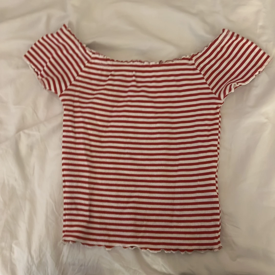 Röd- och vitrandig ribbad offshoulder topp