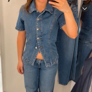 Jeansskjorta med kort ärm och knappar - Helt ny med prislapp❣️