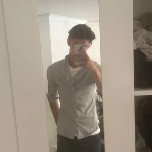 Grå skjorta från Ralph Lauren - Säljer nu en grå Ralph Lauren skjorta då jag tröttnat på den. Skjortan är i utmärkt skick mellan 8-9 av 10. Skriv om ni har några frågor!