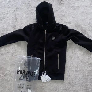 Ny Horspist Paris zip - Säljer en svart hoodie från Horspist Paris med dragkedja och huva. Snygg och unik design! Helt ny inget fel pris kan diskuteras? Köpt för 1500 vill få sålt på den snabbt