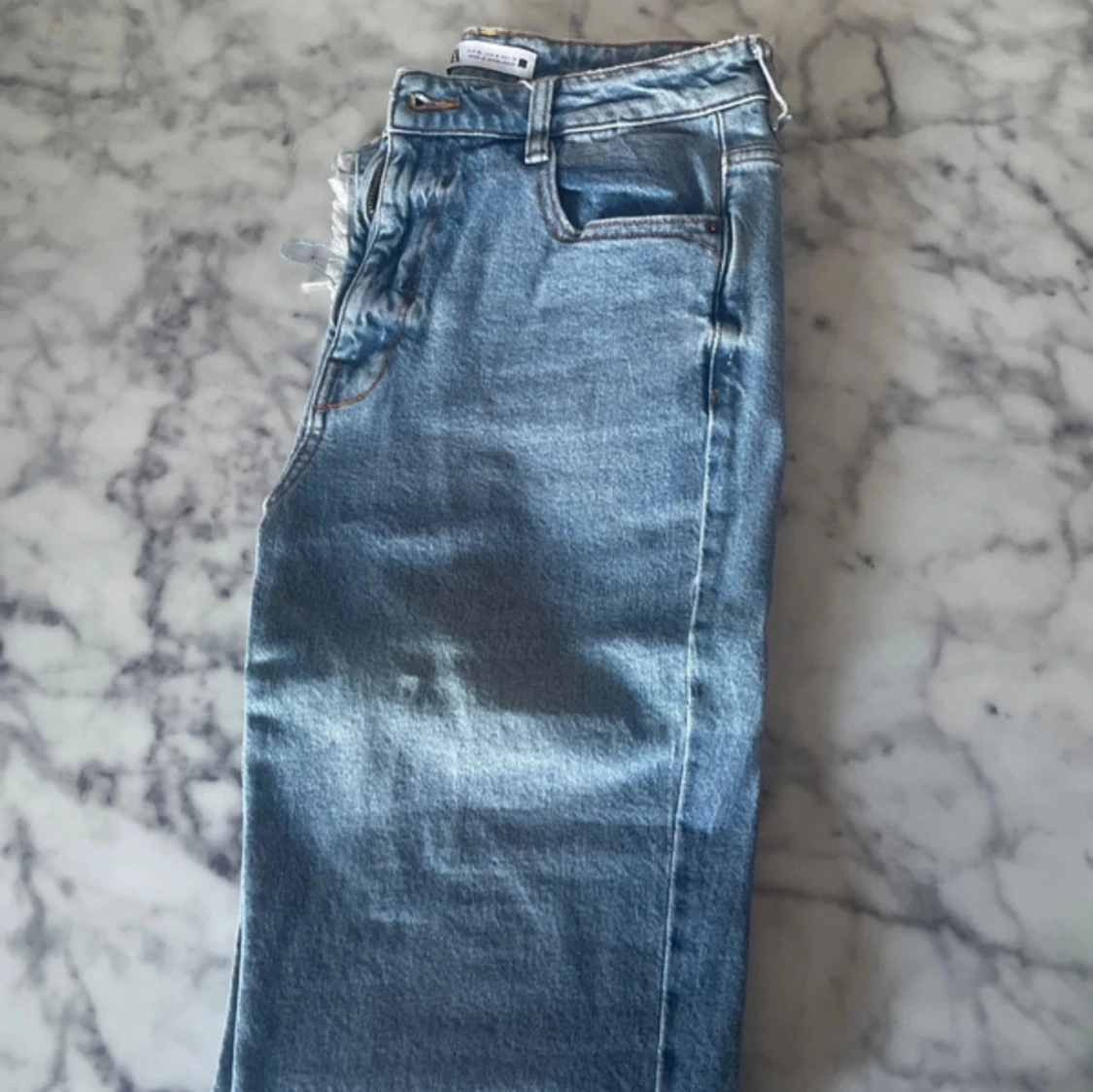 Blå raka jeans med råa kanter - 1