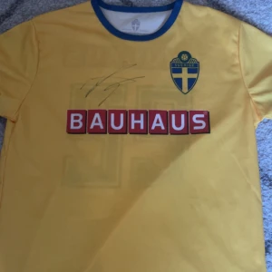 Signerad Dejan Kulusevksi Sverige Fotbollströja - En Signerad Dejan Kulusevski fotbollströja. Bild med Dejan kan skickas i DM. Storlek S/M