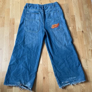 Jinco - Jinco liknande jeans som jag inte använder längre. De är väldigt slitna vid benöppningen och överlag så märks det att dom hör varit använda. De är dock fortfarande i bra kvalitet.‼️SKICKA PRISFÖRSLAG‼️