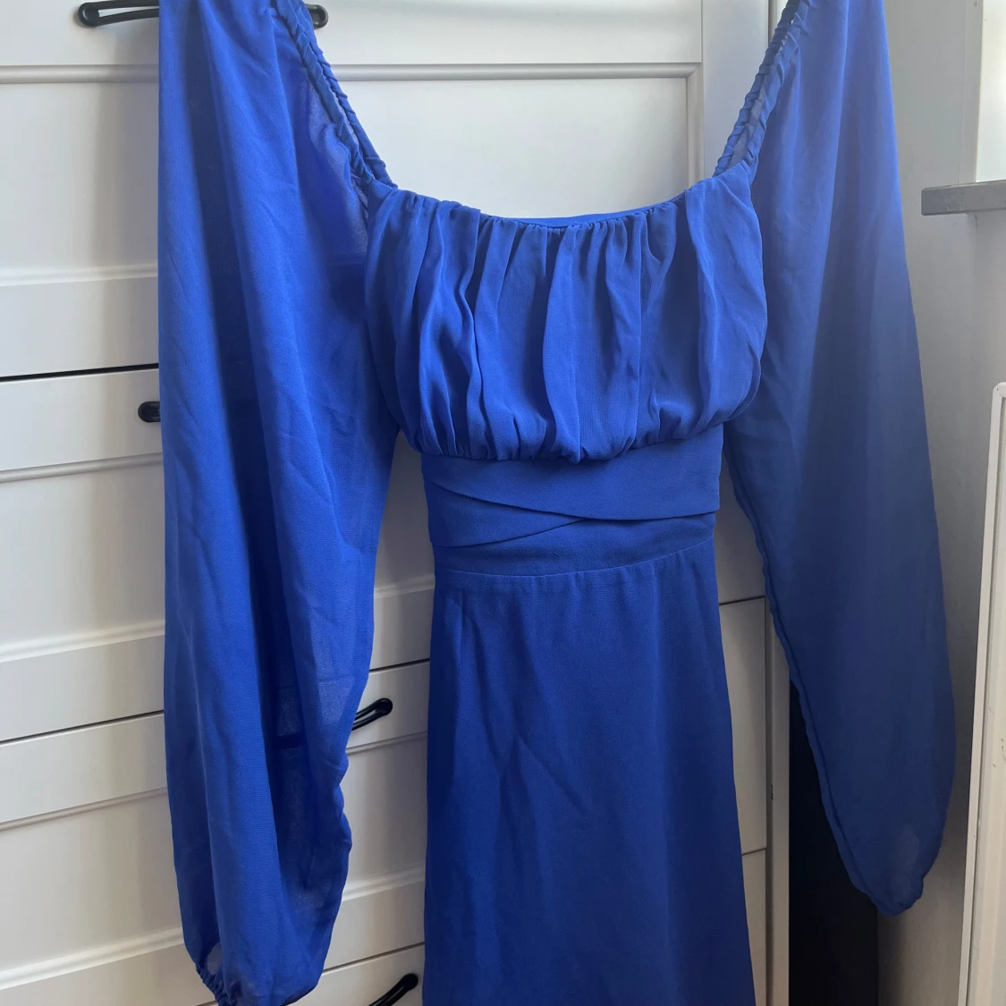 Kort Mörkblå Klänning Med Rosett Bak - 2