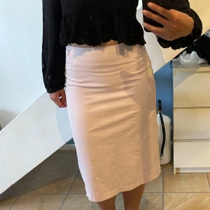 Ljusrosa kjol från Burberry - Säljer en ljusrosa pennkjol från Burberry. Super stretchy material. Kan användas högt upp på midjan eller vid höfterna. Kjolen är typ knälång och figurnära. Super skön med ”satin” kjol inuti. Har även en liten vit fläck som syns knappt (sista sliden).