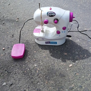 Shimmer 'n Sparkle Sew Crazy - Upptäck kreativiteten med Shimmer 'n Sparkle Sew Crazy – en färgglad och rolig symaskin perfekt för unga som vill testa att sy egna projekt. Enkel att använda och passar både nybörjare och dig som vill skapa egna accessoarer.