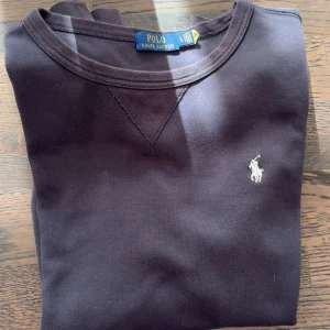 Ralph lauren sweatshirt - Tja säljer nu min mörk blå Ralph lauren sweatshirt, den är som ny använd typ 2 gånger. Nypris 1700. Pris går att diskutera vid snabb affär