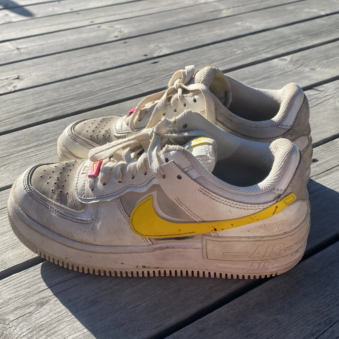 Nike Air Force 1 med gula och rosa detaljer - 1